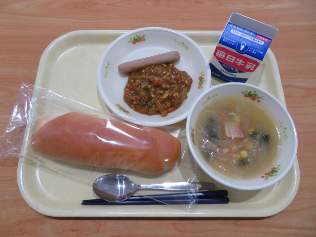 米粉パン、牛乳、ドライカレー、ウインナー、オニオンスープ