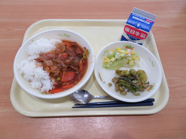 ごはん、牛乳、あおのりポテトビーンズ、かんきつサラダ、ハヤシライス