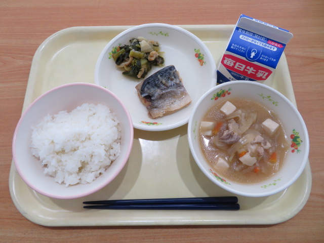 ごはん、牛乳、さばのみそ煮、小松葉と油揚げの煮びたし、豚汁