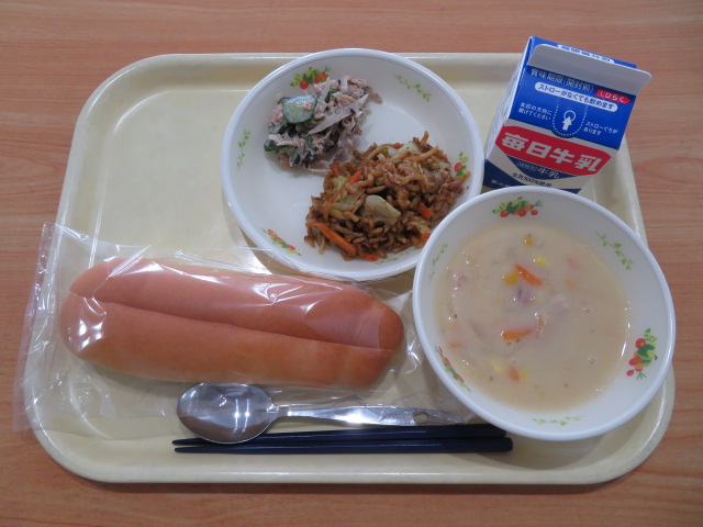 背割りパン、牛乳、焼きそば、ごぼうとひじきのサラダ、米粉のコーンスープ