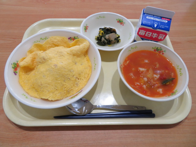 オムライス、牛乳、ほうれん草とソーセージのソテー、ミネストローネ