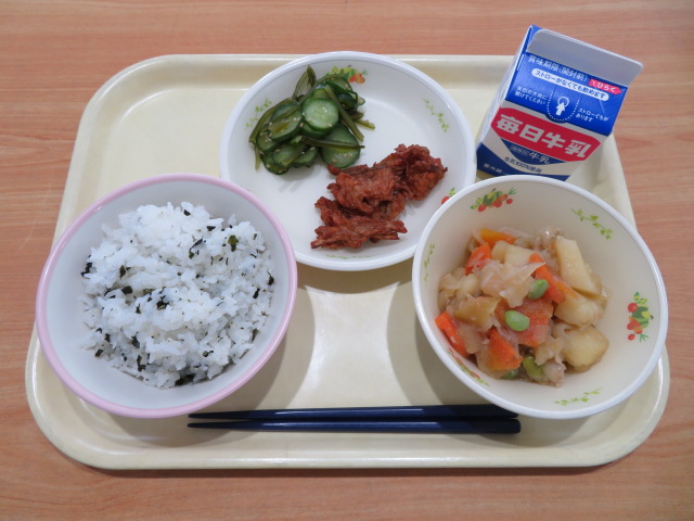 わかめごはん、牛乳、根菜ちぎり揚げ、きゅうりの酢の物、豚じゃが