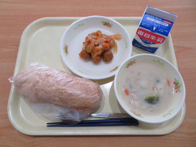 揚げパン、牛乳、肉団子の甘酢炒め、ニョッキのクリーム煮