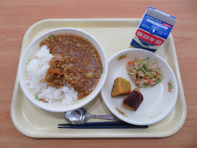 ごはん、牛乳、やきいも、棒棒鶏、キーマカレー