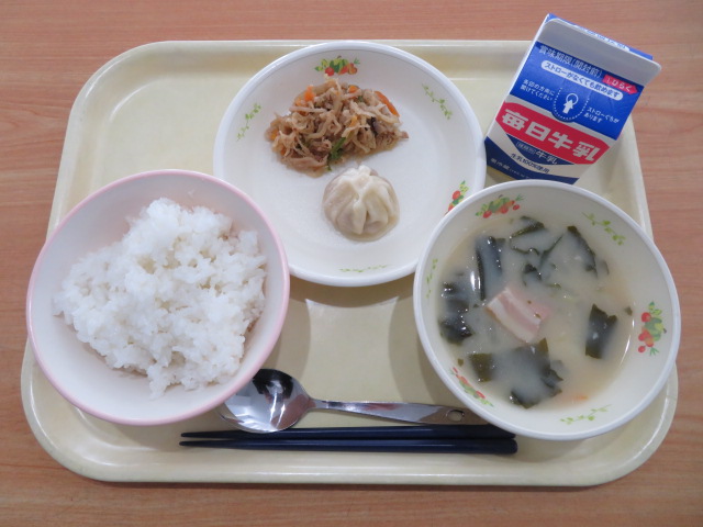 ごはん、牛乳、小籠包、切干大根のチャプチェ、トックスープ