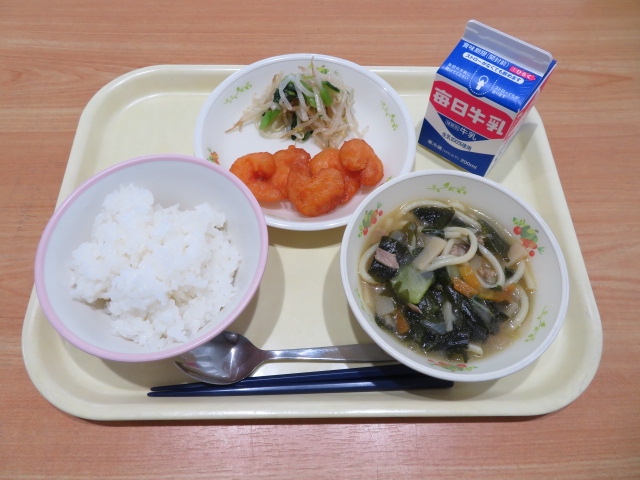 ごはん、牛乳、えびチリ、こまつなのナムル、五目ラーメン