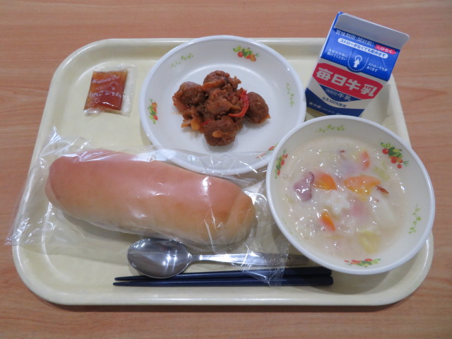 コッペパン、牛乳、りんごジャム、肉団子のトマト煮、春キャベツのクリーム煮
