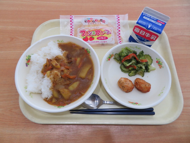ごはん、牛乳、ポークカレー、レモンバジルナゲット、ブロッコリーのねぎごまサラダ、いちごクレープ