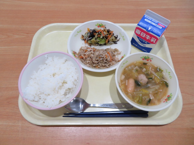 ごはん、牛乳、そぼろどんの具、小魚とひじきのサラダ、きもち鍋