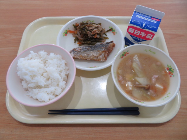 ごはん、牛乳、さわらの竜田揚げ、くきわかめの五目炒め、春の野菜たっぷり汁