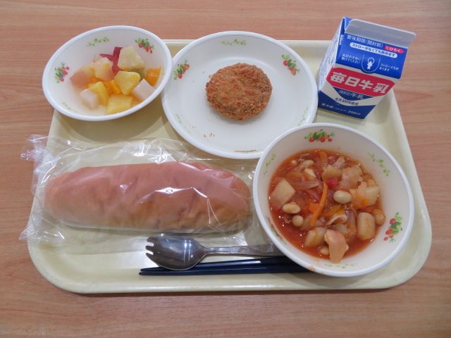 米粉パン、牛乳、大和まな入りメンチカツ、ポークビーンズ、フルーツポンチ