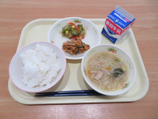 ごはん、牛乳、豚キムチ、寒天サラダ、ビーフンスープ