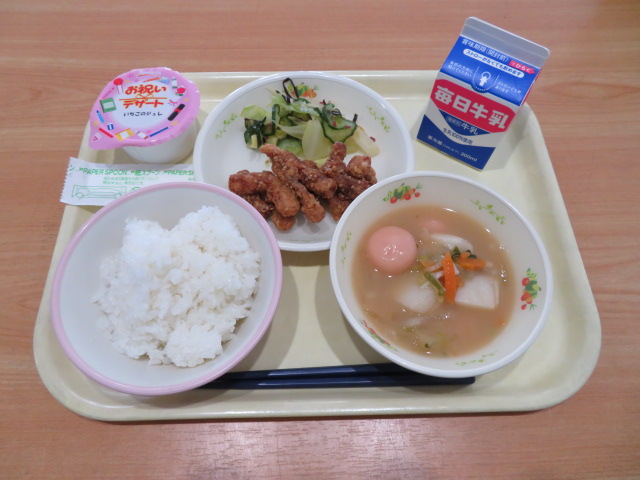 ごはん、牛乳、豚肉のかりんあげ、うめこんぶあえ、紅白汁、お祝いいちごゼリー