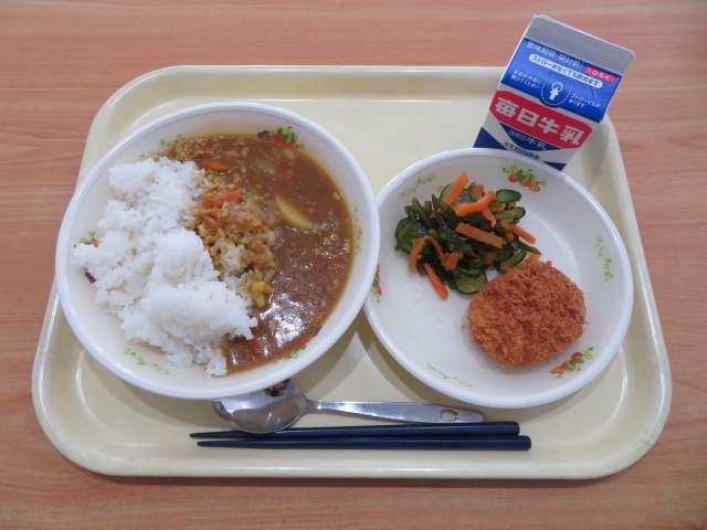 ごはん、牛乳、キーマカレー、豆乳コーンコロッケ、くきわかめのサラダ