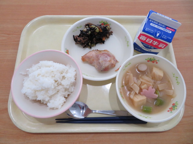 ごはん、牛乳、とり肉の塩こうじ焼き、ひじきいり煮、春のあったかみそ汁