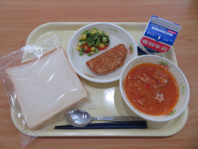 食パン、牛乳、ボロニアカツ、イタリアンサラダ、ミネストローネ