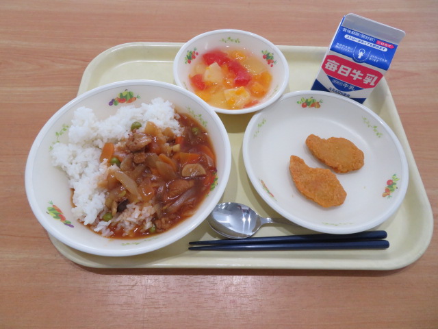ごはん、牛乳、ハヤシライス、チキンナゲット、お祝いフルーツポンチ