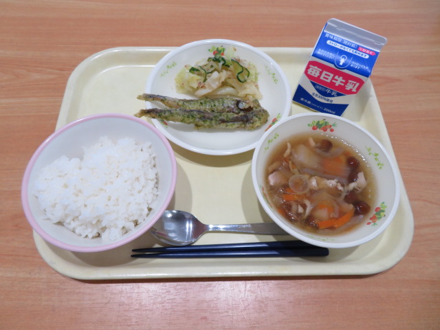 ごはん、牛乳、ししゃもの磯辺あげ、キャベツのたくあん和え、いものこ汁