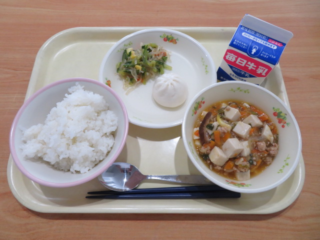 ごはん、牛乳、プチにくまん、春雨サラダ、麻婆豆腐