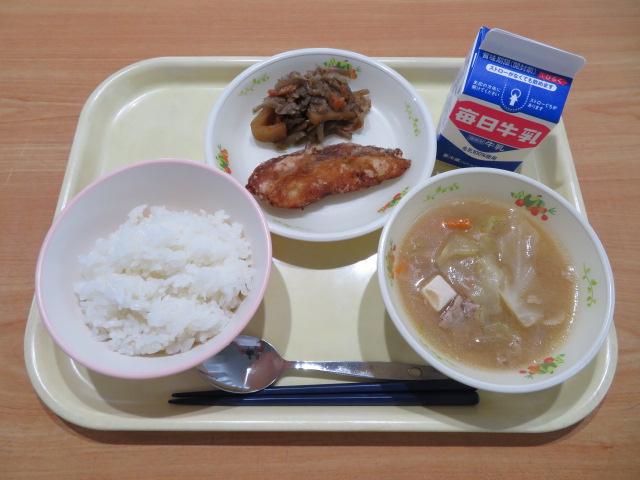 ごはん、牛乳、メバルの竜田揚げ、きんぴらごぼう、キャベツとんじる