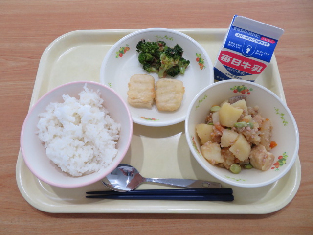 ごはん、牛乳、とうふあげ、ブロッコリーのおかか和え、新じゃがのそぼろ煮