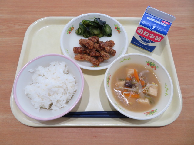 ごはん、牛乳、豚肉のかりん揚げ、きゅうりの酢の物、もやしのみそ汁