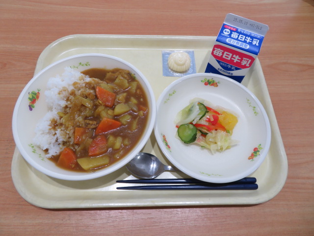 ごはん、牛乳、ポークカレー、夏みかんサラダ、かたぬきチーズ