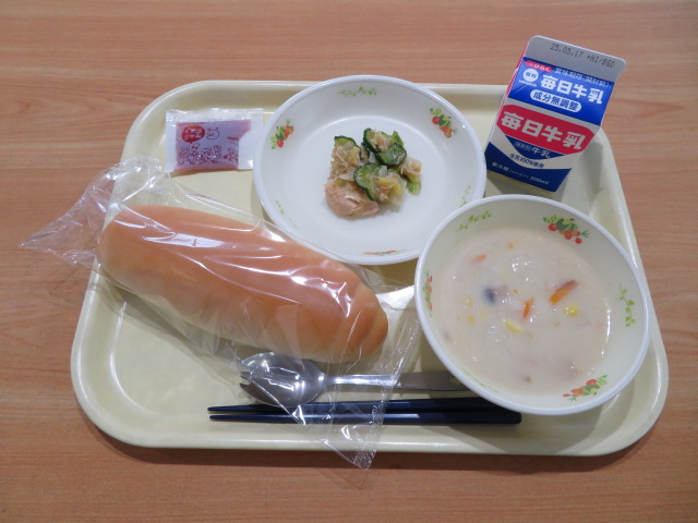 コッペパン、牛乳、チキンサラダ、マカロニのクリーム煮、いちごジャム
