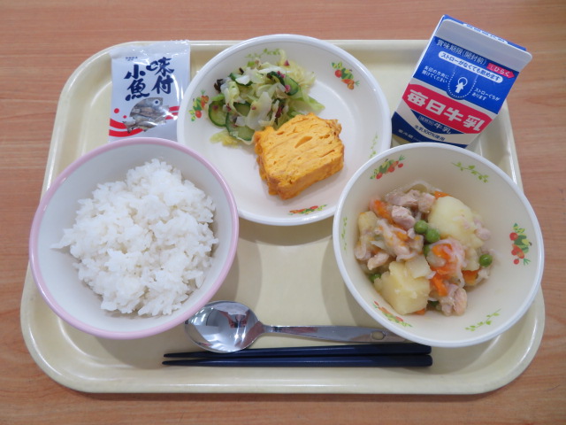 ごはん、牛乳、奈良のたまごやき、うめこんぶ和え、塩肉じゃが、味付き小魚