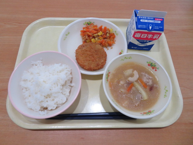 ごはん、牛乳、奈良のキャベツメンチ、にんじんしりしり、當麻小6年特製具だくさん豚汁