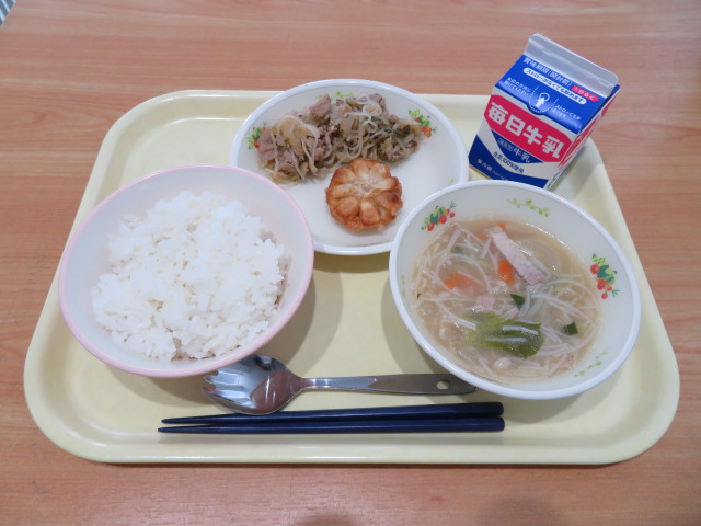 ごはん、牛乳、パオパオ、豚丼の具、ビーフンスープ