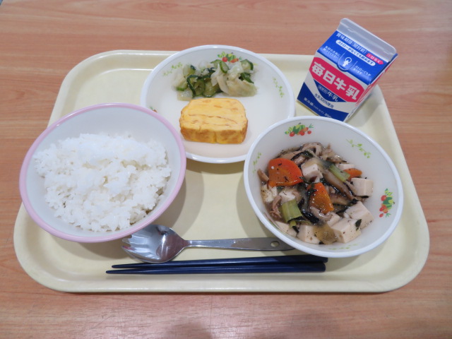 ごはん、牛乳、奈良のたまご焼き、きゅうりのごま酢和え、五目豆腐