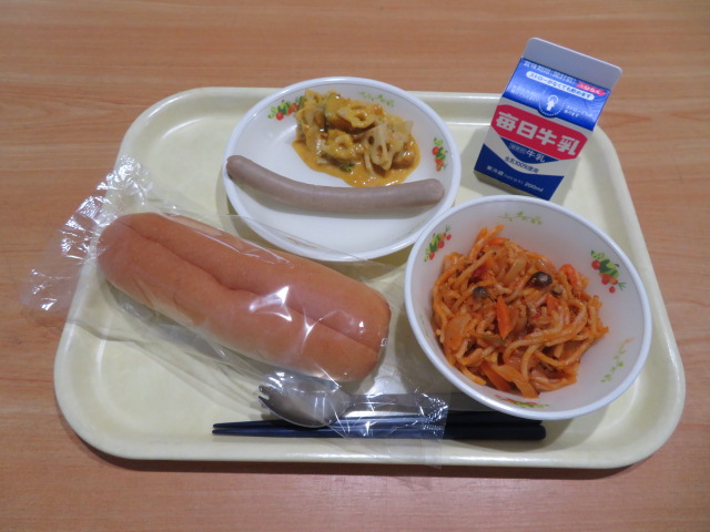 背割りパン、牛乳、ロングウインナー、かぼちゃのサラダ、こまったさんのミートスパゲティ