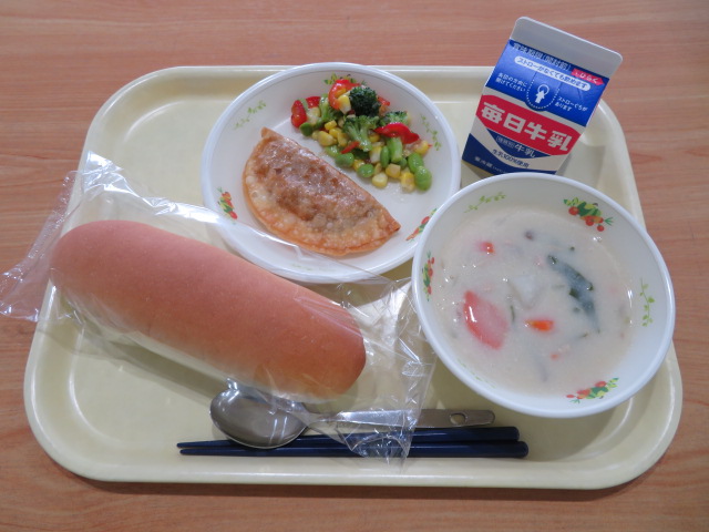 コッペパン、牛乳、パリツォーネ、イタリアンサラダ、かぶのクリーム煮