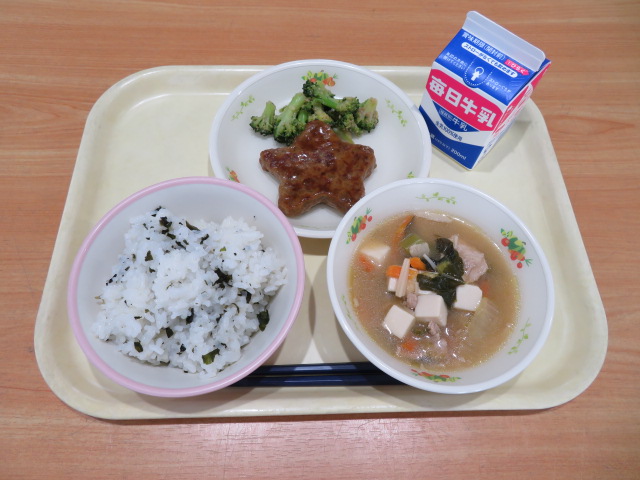 わかめごはん、牛乳、星型ハンバーグ、ブロッコリーのごま和え、冬野菜豚汁