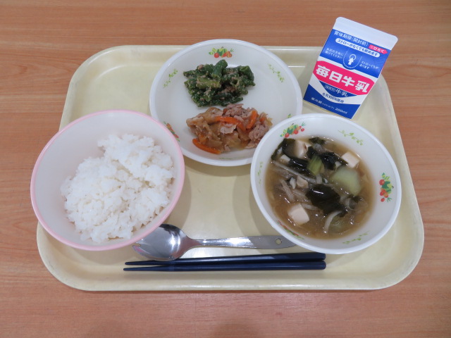 ごはん、牛乳、豚肉のしょうが炒め、いんげんのごま和え、まいたけのみそ汁