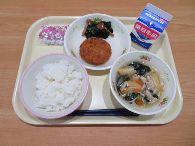 ごはん、牛乳、ならのキャベツミンチカツ、ほうれん草としめじの和え物、にゅうめん、はちみつ大豆