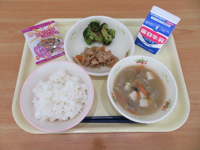 ごはん、牛乳、豚肉の生姜炒め、ブロッコリーのおかか和え、具もりもりみそ汁、いもけんぴパリッシュ