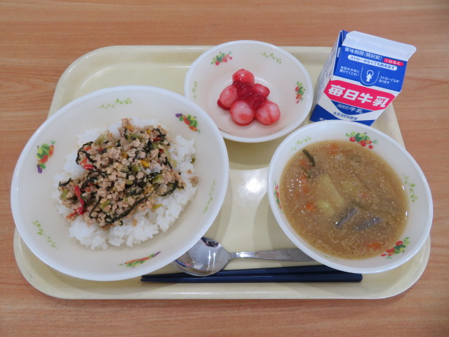 ごはん、牛乳、大和まなひき肉丼の具、ごま汁、白玉いちごソース