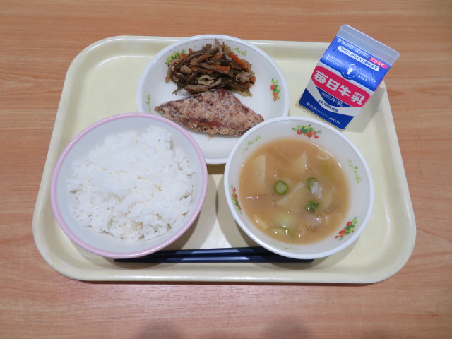 ごはん、牛乳、かつお竜田揚げ、茎わかめの五目炒め、春の野菜スペシャルみそ汁
