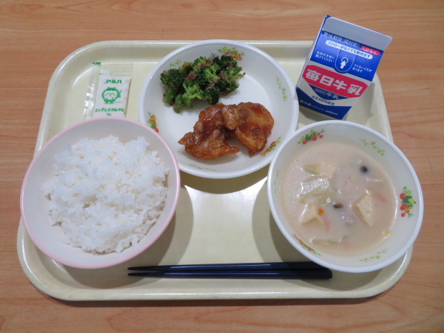 ごはん、牛乳、チキンなんばん、ブロッコリーのおかか和え、飛鳥汁、タルタルソース小袋