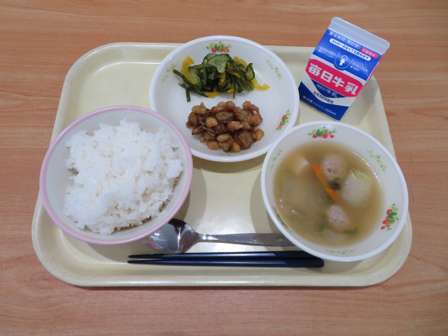 ごはん、牛乳、フライごぼうビーンズ、茎わかめのサラダ、冬瓜のスープ