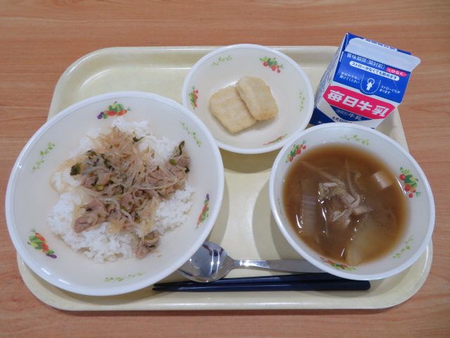 ごはん、牛乳、とうふあげ、豚丼の具、ほっとあったかおいしいみそ汁