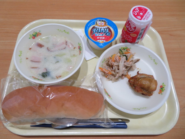 米粉パン、ジョア、鶏肉のカレー風味焼き、ごぼうサラダ、豆乳スープ、ガリガリ君