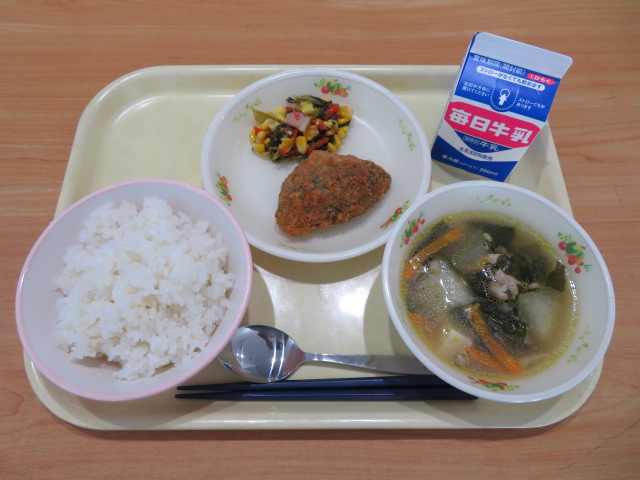 ごはん、牛乳、ピーマンの肉詰めフライ、チンゲン菜とコーンのソテー、冬瓜のスープ