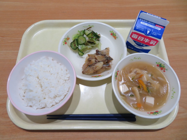 ごはん、牛乳、にしんの竜田揚げ、うめこんぶ和え、具だくさんみそ汁