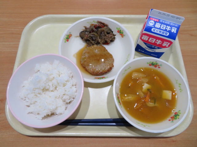 ごはん、牛乳、和風つくね、夏野菜のきんぴら、かぼちゃのみそ汁
