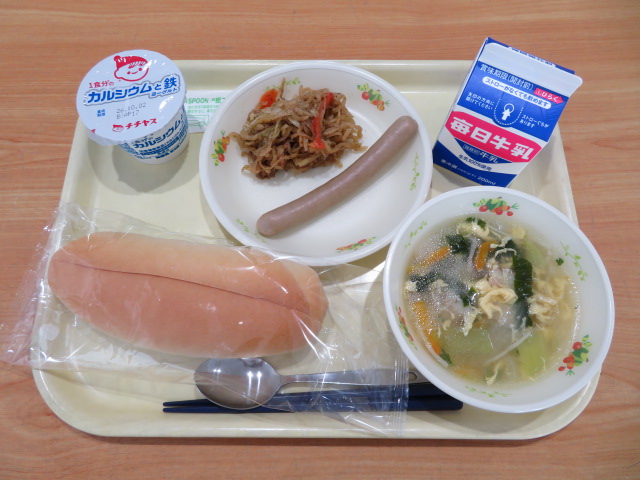 背割りパン、牛乳、ロングウインナー、切干大根のソース炒め、たまごスープ、ヨーグルト