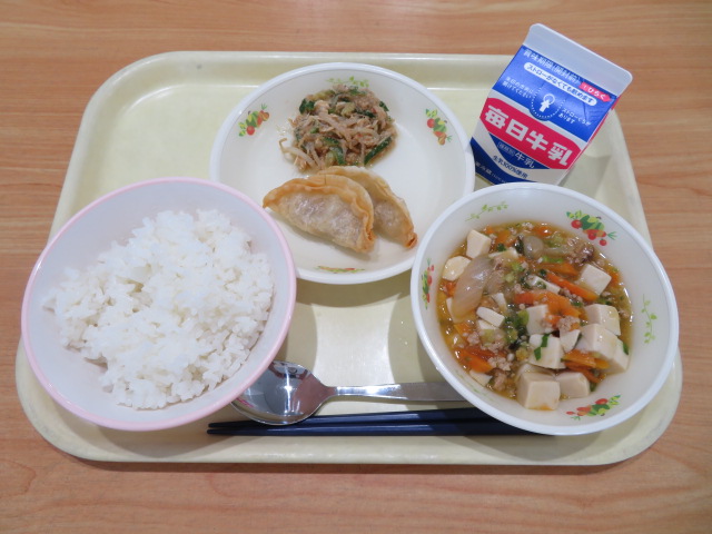 ごはん、牛乳、揚げぎょうざ、棒々鶏、麻婆豆腐