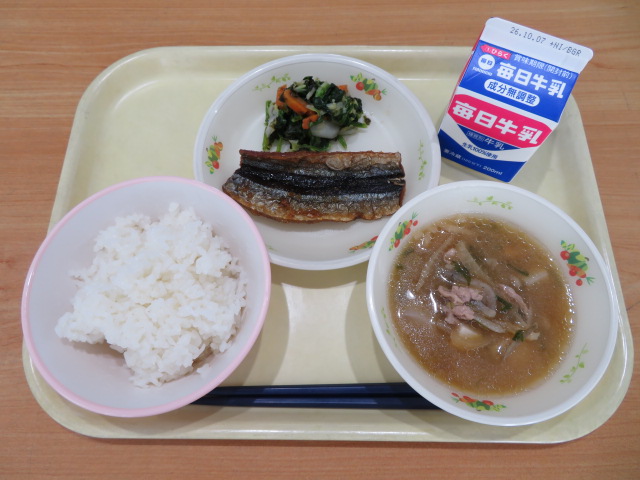 ごはん、牛乳、さんまのかば焼き風、いそか和え、豚汁